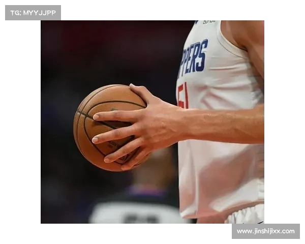 NBA中谁的手掌最大？伦纳德双手藏球，博班可能历史第一